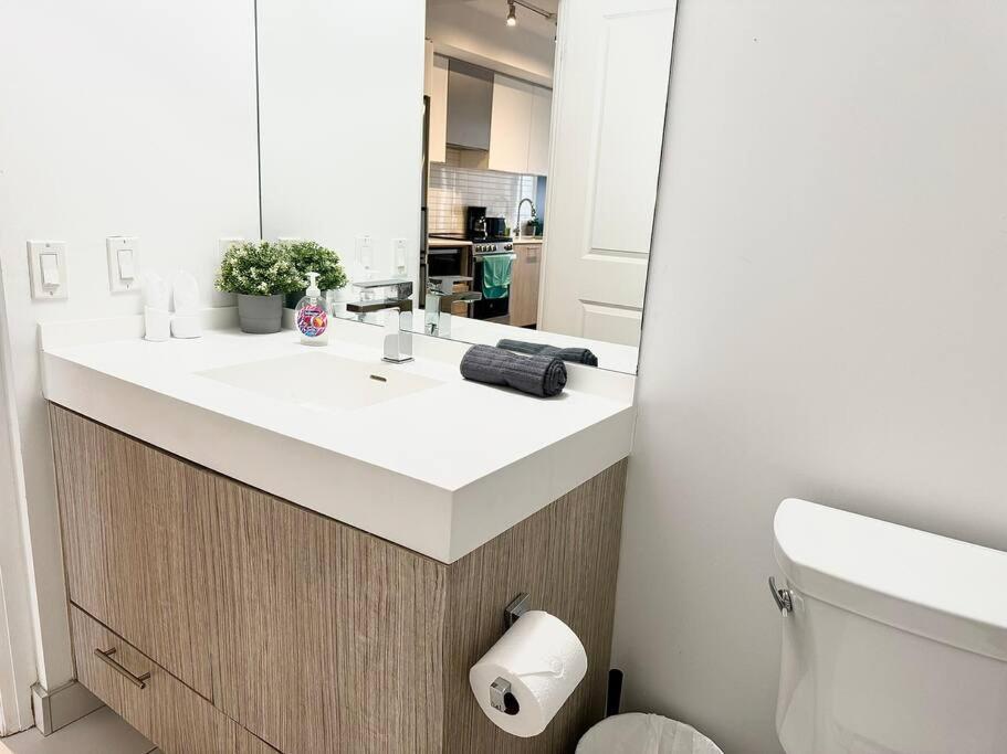 Cozy Condo Near Eatoncentre Mall Toronto Exteriör bild